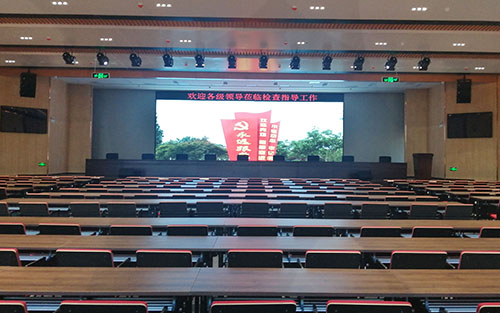 會議室拚接屏和小間距led哪個好？